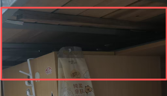 床板下物品